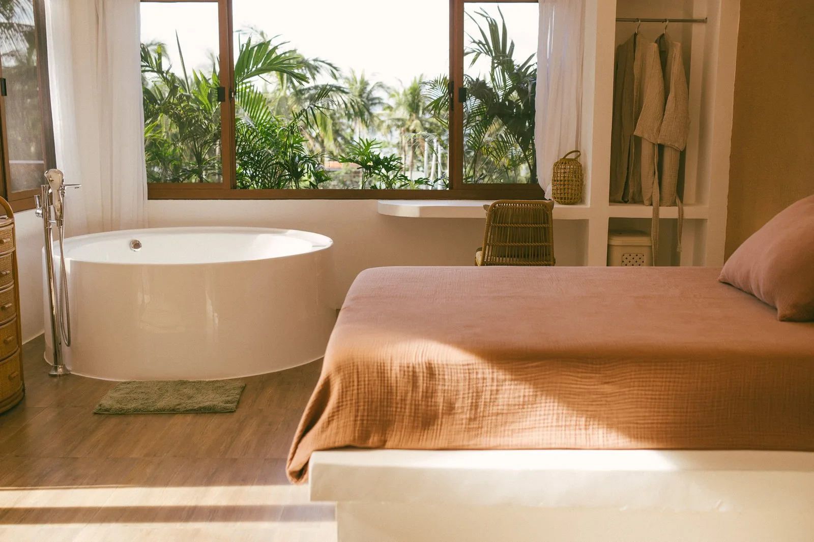 Palm Villa bedroom with soaking tub
