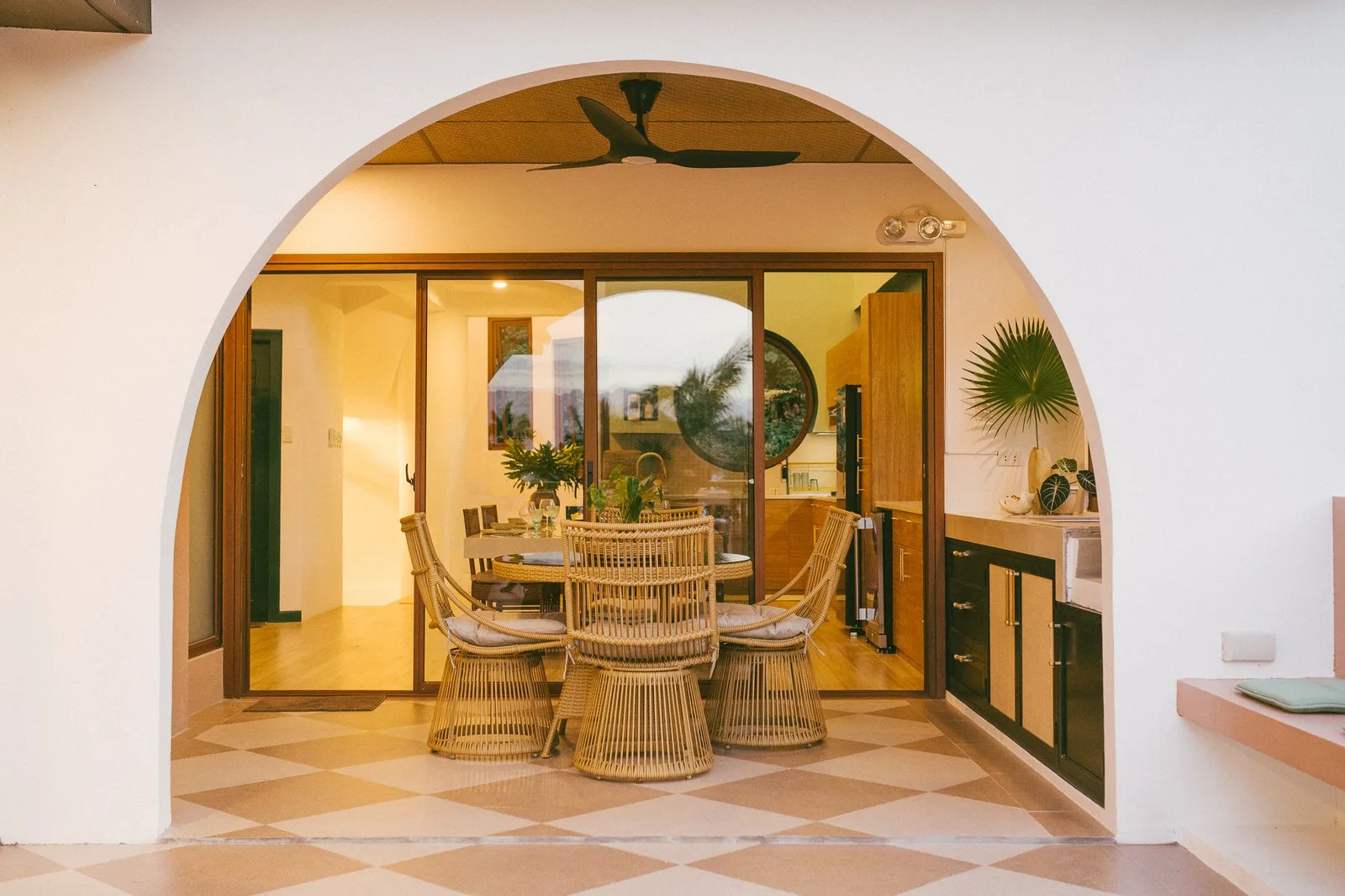 Palm Villa dining area